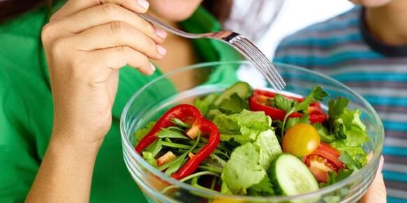 Eat a vegetable salad with a diet without carbohydrates to eliminate hunger