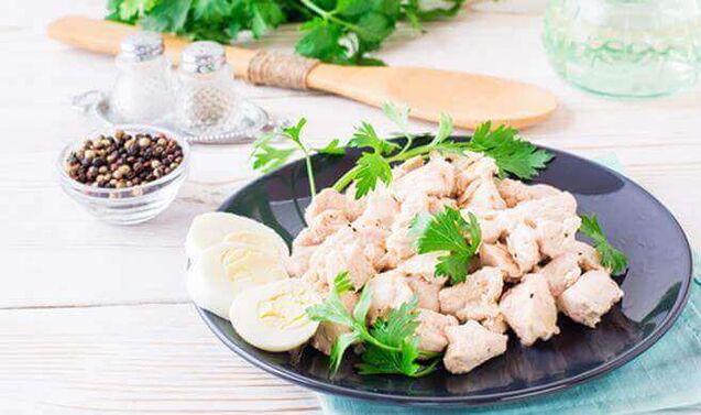 Chicken fillets are boiled in a slow cooker - a nutritious dinner on a low -carb diet